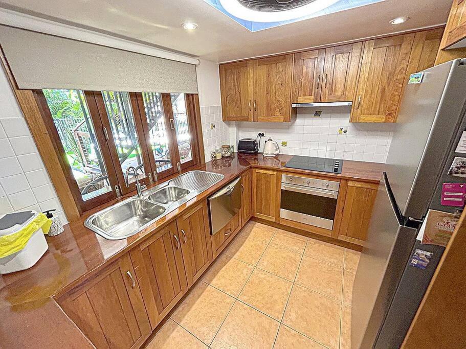 Oasis, In Leafy Whitfield. Villa Edge Hill Екстериор снимка