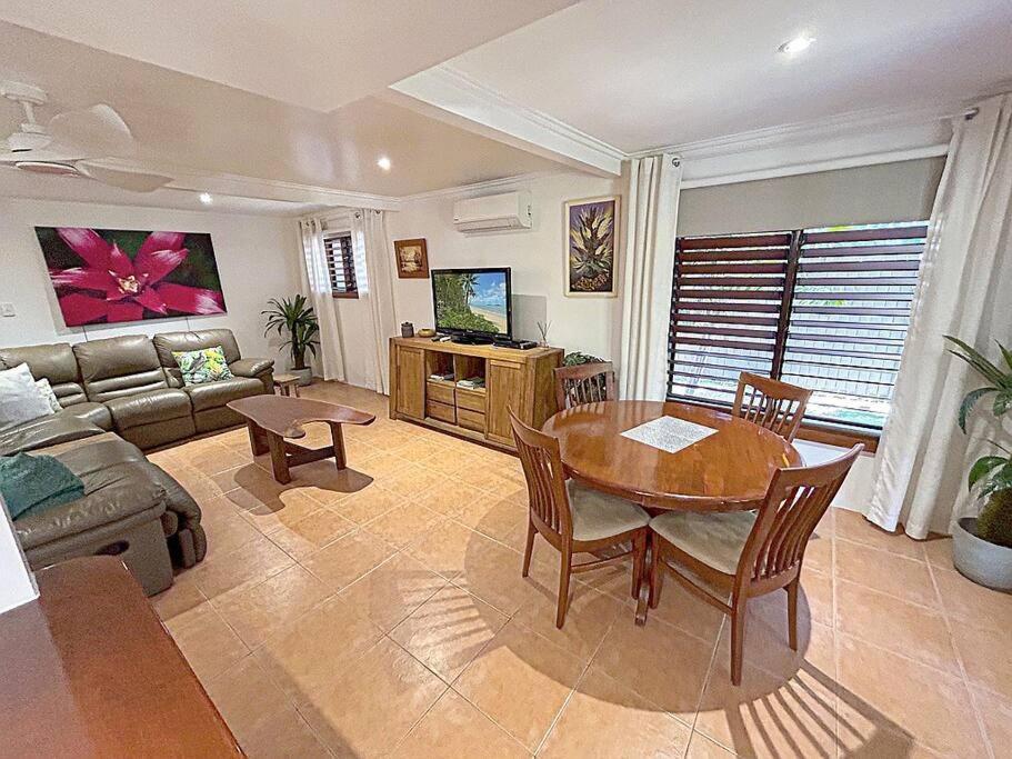 Oasis, In Leafy Whitfield. Villa Edge Hill Екстериор снимка